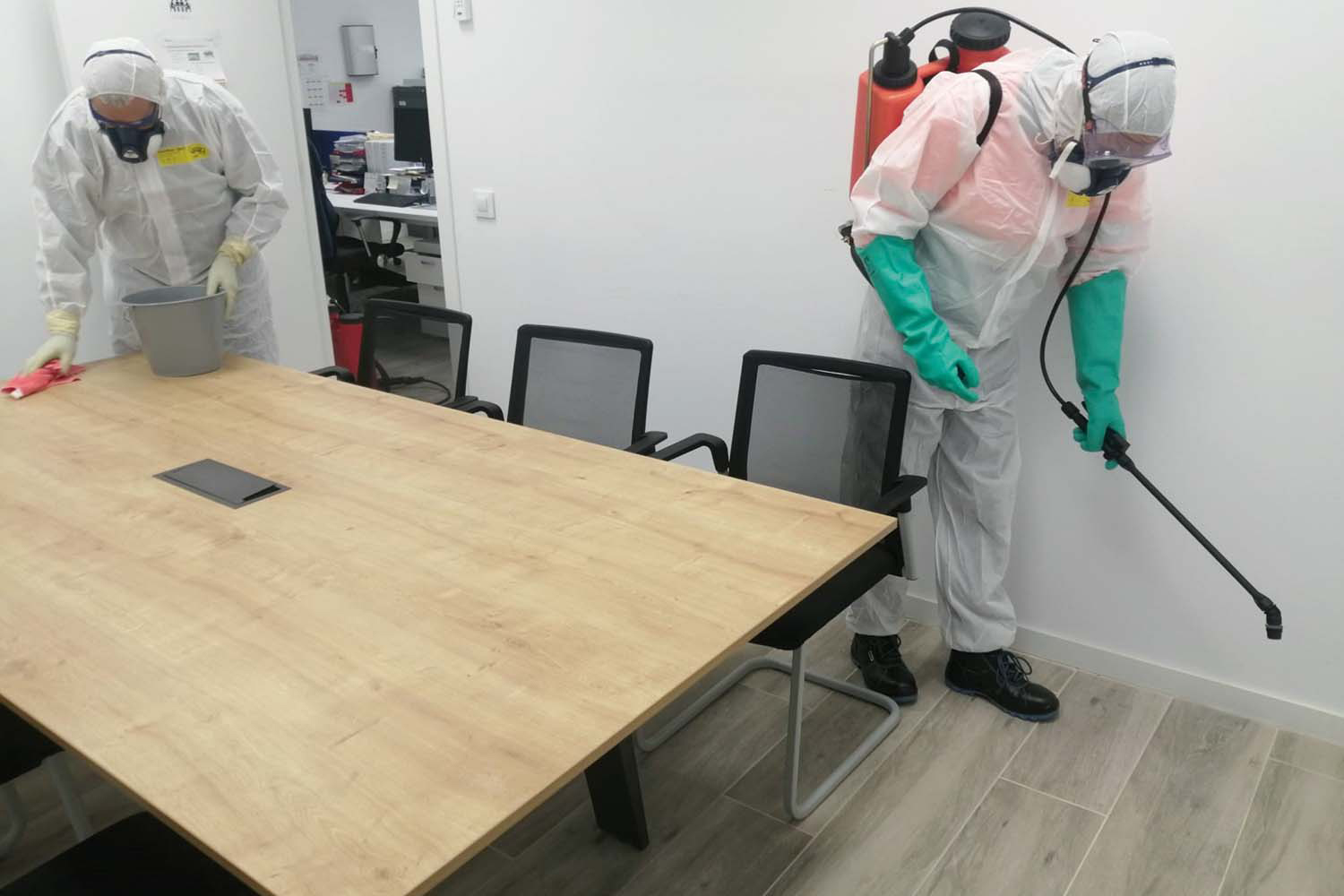 Limpieza y desinfección de unas oficinas con biocidas