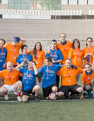 Personas con discapacidad junto al equipo de  voluntariado compartiendo momentos felices en una mañana deportiva
