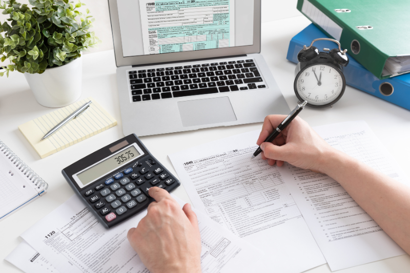 Un escritorio con documentos fiscales