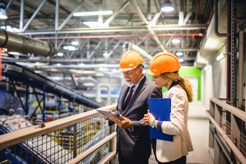 dos personas revisan el mantenimiento de las instalaciones