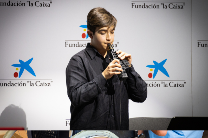 actuación con el travel sax, el saxo adaptado, en fundación la caixa