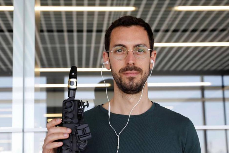 Saxo adaptado con auriculares
