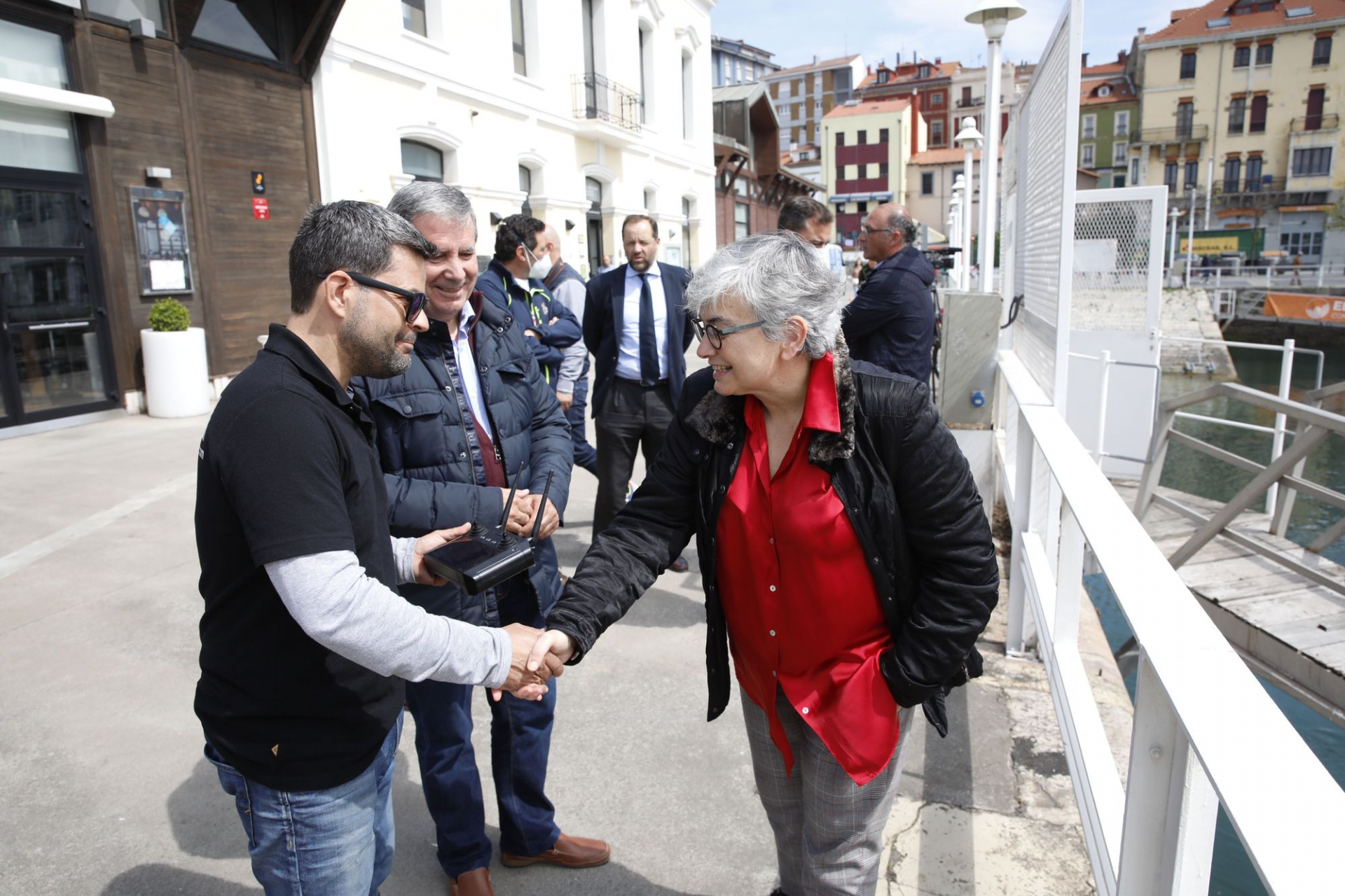 La alcaldesa de Gijón, Ana González, saluda a miembros de la expedición de Grupo SIFU a orillas del Puerto Deportivo. © ÁNGEL GONZÁLEZ/LNE