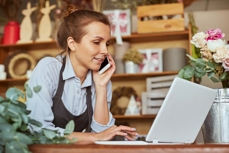 Una mujer habla por teléfono, imagen que ilustra el concepto autónomos con discapacidad