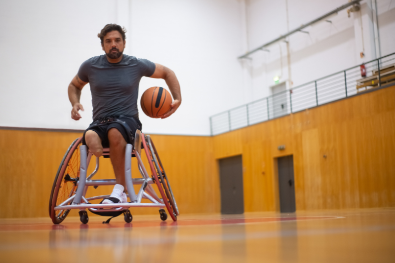 una persona en silla de ruedas juega al baloncesto