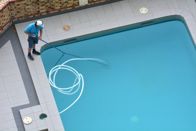 servicios de un administrador de fincas: limpieza de piscinas