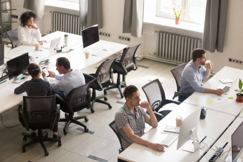 trabajadores en una oficina