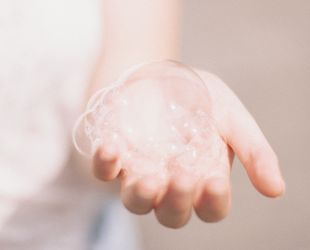 Mano con espuma de jabón