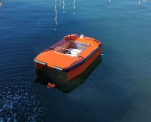 Dron marítimo para servicios de limpieza portuaria