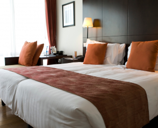 recepción hotel adaptada a personas con discapacidad
