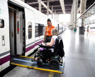 una persona con discapacidad sube a un tren
