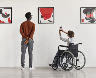 dos visitantes en un museo accesible