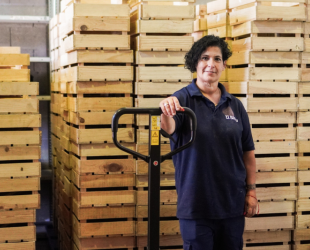 Una empleada de SIFU en un proyecto de economía social
