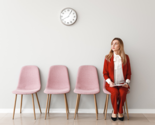 Una mujer en una sala de espera antes de una entrevista de trabajo