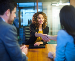Una mujer en una entrevista de trabajo