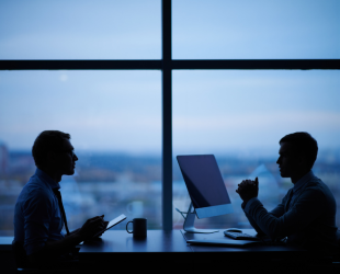 Dos personas hablan en una oficina