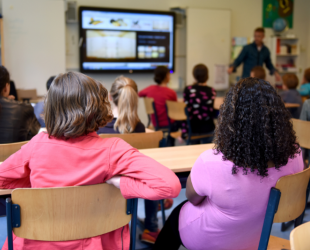 alumanos en clase en un colegio