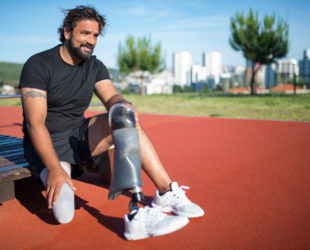 una persona con discapacidad física en una pista de atletismo para ilustrar el concepto tipos de discapacidad
