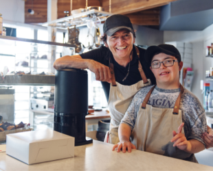 dos personas trabajadoras de una cafetería