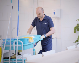 Un trabajador de la limpieza en Tarragona