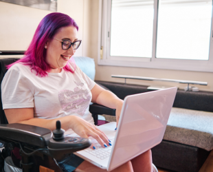 una persona con discapacidad consulta sus beneficios fiscales