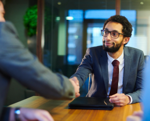 una persona con discapacidad durante una entrevista de trabajo