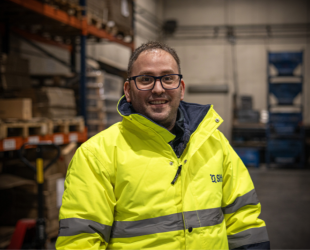 trabajador con uniforme de sifu, centro especial de empleo