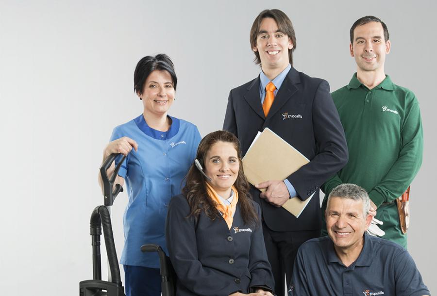 Retrato en grupo de cinco empleados de Grupo SIFU