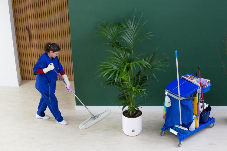 Empleada de Grupo SIFU limpiando el suelo
