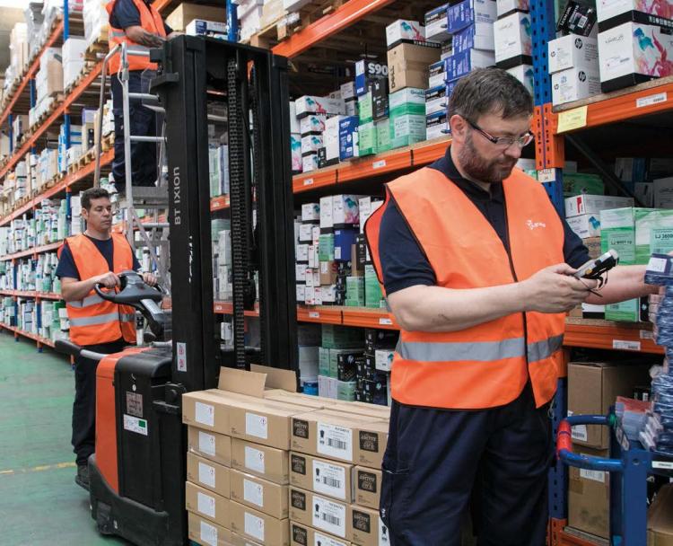 Dos empleados de Grupo SIFU durante el trabajo en un almacén de logística