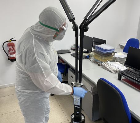 Un operario de Grupo SIFU instalando un pulverizador para desinfección