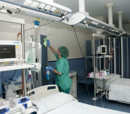 Una empleada de Grupo SIFU limpiando la habitación de un hospital