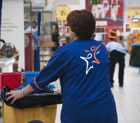 Empleada de Grupo SIFU durante el servicio de limpieza en un supermercado