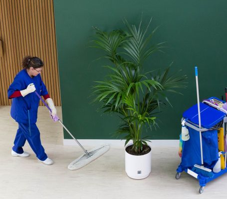 Empleada de Grupo SIFU limpiando el suelo de una oficina