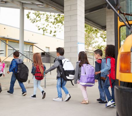 Alumnos saliendo de un autobús escolar