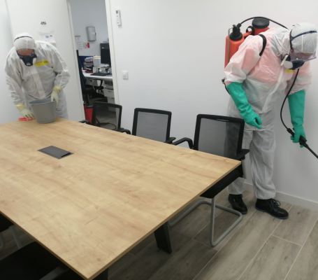 Empleados de Grupo SIFU desinfectando una oficina