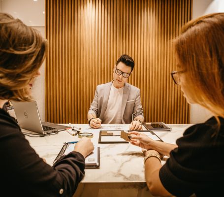 Tres personas reunidas