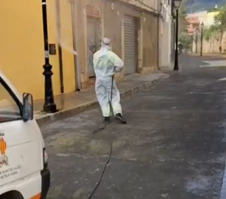 Operario de Grupo SIFU durante una limpieza viaria