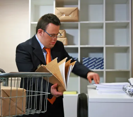 Empleados de SIFU trabajando en una oficina