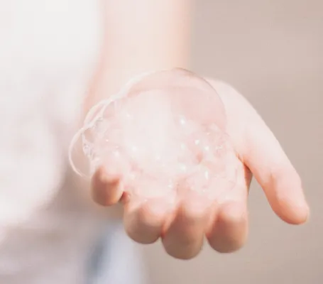 Mano con espuma de jabón
