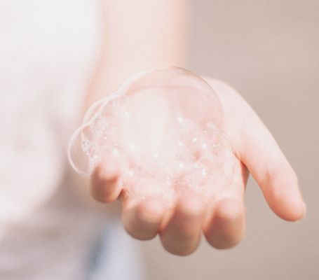 Mano con espuma de jabón