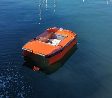 Dron marítimo para servicios de limpieza portuaria