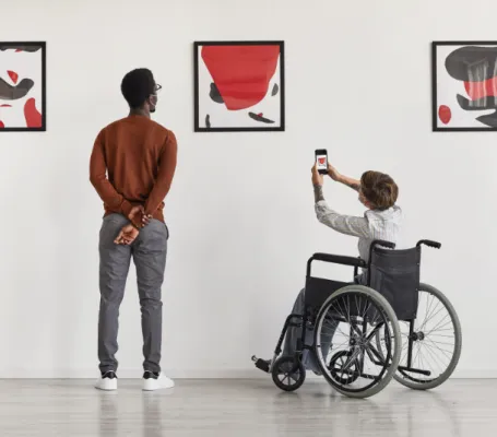 dos visitantes en un museo accesible