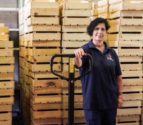 Una empleada de SIFU en un proyecto de economía social