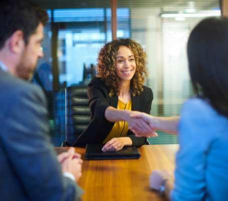 Una mujer en una entrevista de trabajo