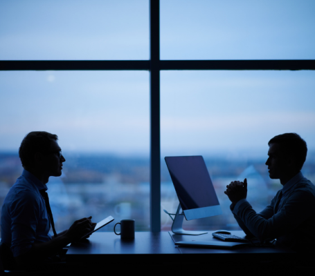 Dos personas hablan en una oficina