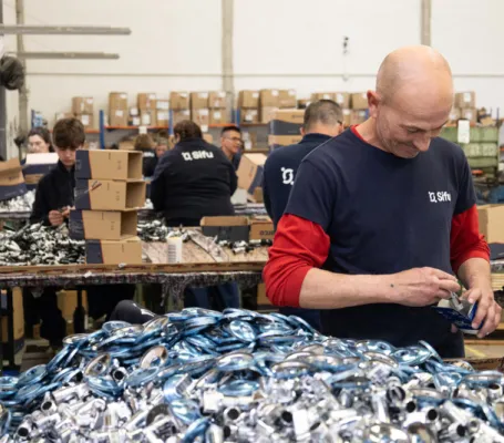 operario de montaje en naves 360