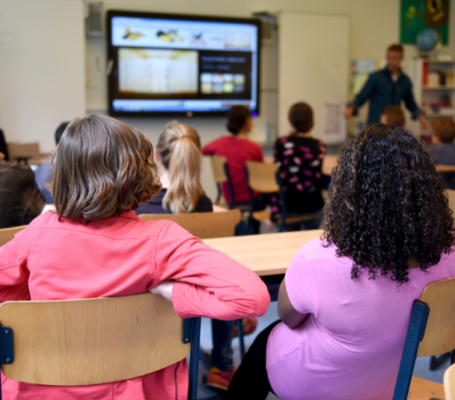 alumanos en clase en un colegio