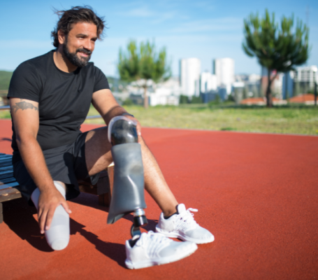 una persona con discapacidad física en una pista de atletismo para ilustrar el concepto tipos de discapacidad
