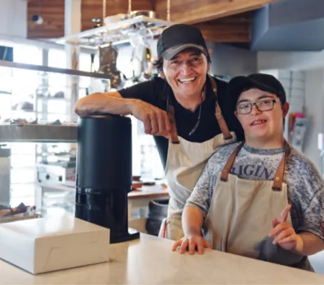 dos personas trabajadoras de una cafetería